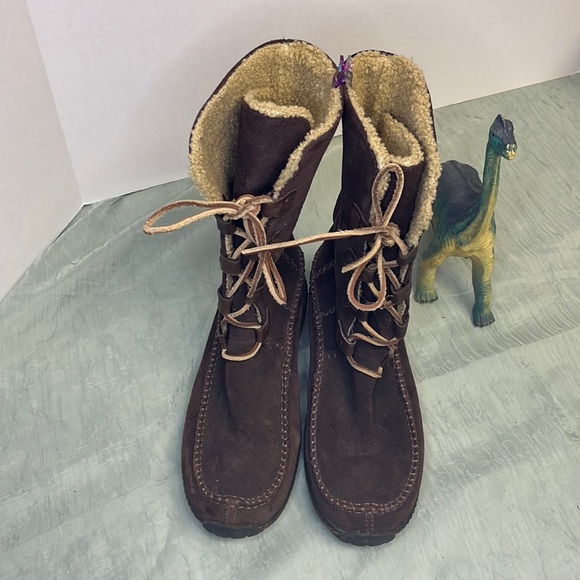 Timberland Women’s Tan Faux Sherpa and Brown Suede Mocc-Stitched Boots | 7 - Picture 2 of 8